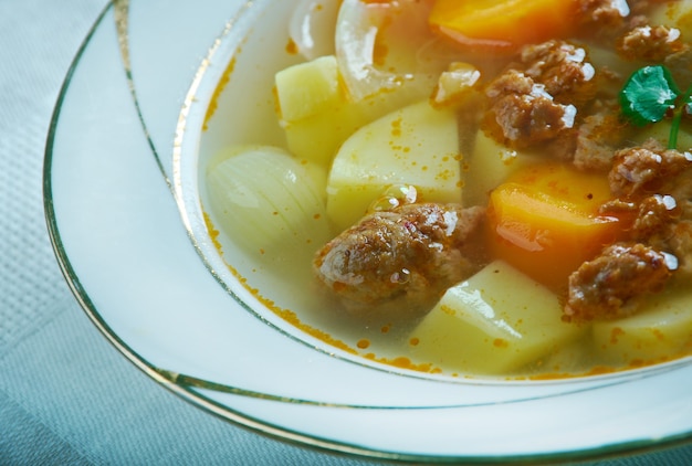 Foto perinteinen jauhelihakeitto sopa de carne tradicional finlandesa