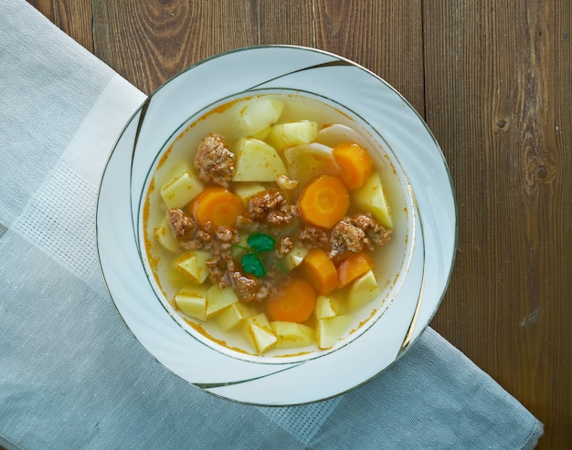 Perinteinen jauhelihakeitto Traditionelle finnische Fleischsuppe