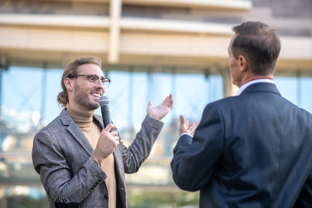 Periodista tomando una entrevista