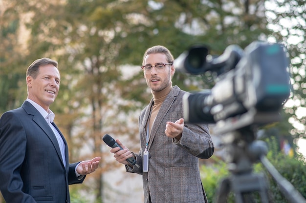 Foto periodista tomando una entrevista