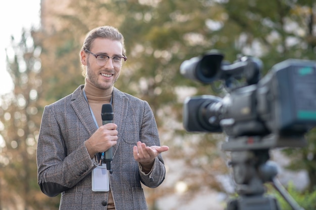 Periodista tomando una entrevista