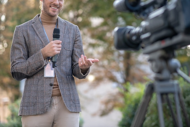 Foto periodista tomando una entrevista