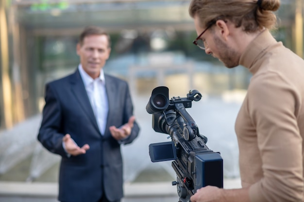 Periodista tomando una entrevista