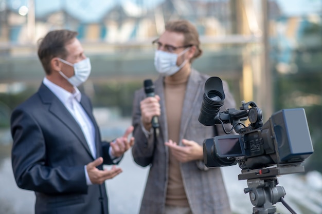 Periodista tomando una entrevista