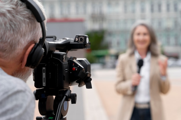 Foto periodista trabajando al aire libre