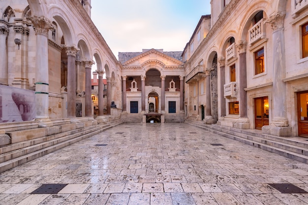 Foto peristilo, praça central dentro do palácio de diocleciano, no centro histórico de split, a segunda maior cidade da croácia pela manhã