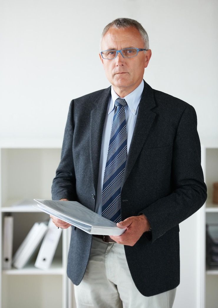 Foto perito de negócios ou documentos de retrato no escritório para informações de relatório de contrato da empresa ou arquivo confidencial rosto de pessoa masculina e pasta de papelada para decisão de acordo corporativo ou projeto