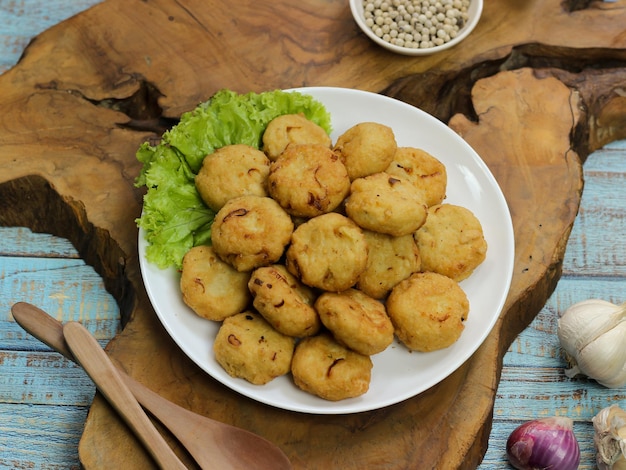 Perkedel tahu oder gebratene Tofu-Pastetchen. Aus Mischung; zerdrückter Tofu, kleine Menge Tapiokamehl