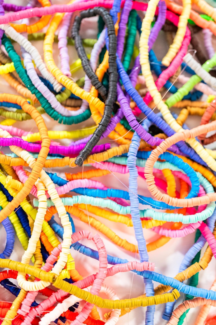 Foto perlas de barro coloridas para pulseiras criativas para crianças