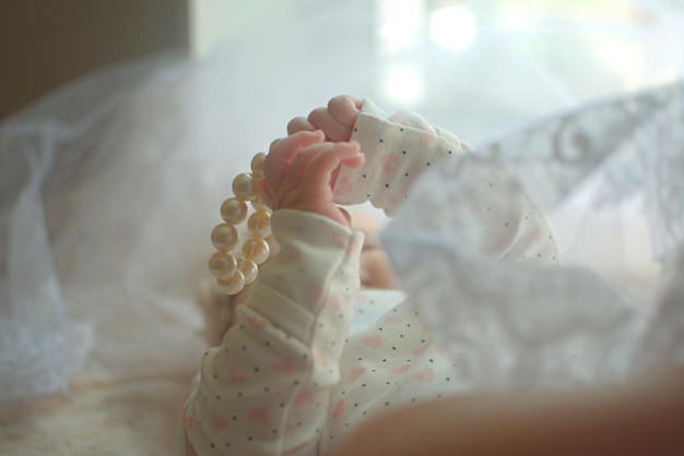 perlas en las palmas de los niños