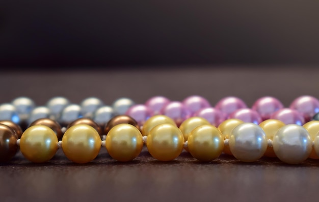 Perlas reales Seleccionado hermoso color tendido en el suelo con reflexiónx9