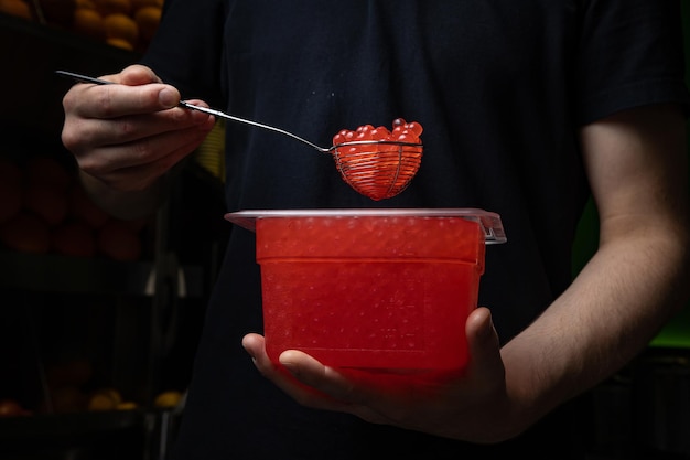 perlas de tapioca para té de burbujas en una cuchara