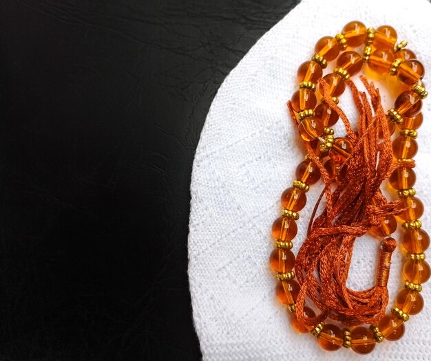 Foto perlas de tasbih islámicas con gorra de oración