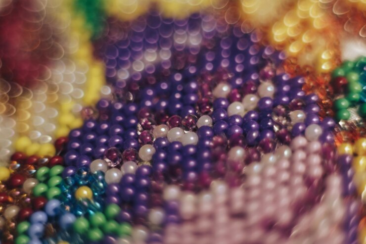 Foto perlas de vidrio de varios colores en un patrón de textura de fondo blanco para la vista macro de dessgn