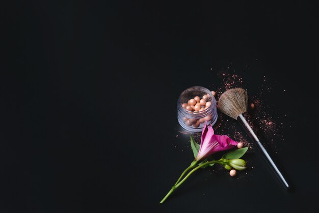 Perle erröten, Blume und Make-up Pinsel auf schwarzem Hintergrund