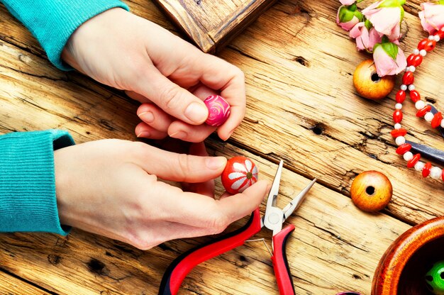 Perlen für die Handarbeit in der Hand