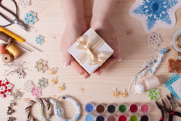 Perlen und Werkzeuge zum Herstellen von Schmuck. Vorbereitung für Handarbeit. Ansicht von oben