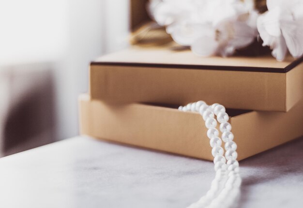 Perlenschmuck in einer goldenen Geschenkbox