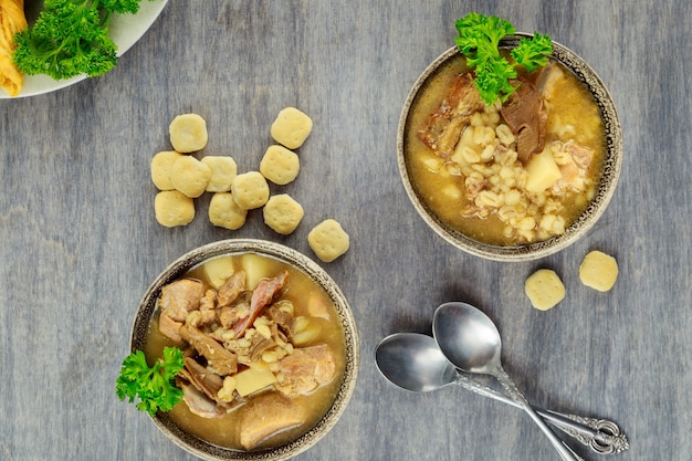 Perlgerstensuppe mit Pilzen und Kartoffeln. Gesundes Essen.