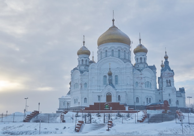 Perm Krai, Rusia - 21 de diciembre de 2020: templo del Convento Belogorsky en un brumoso día de invierno