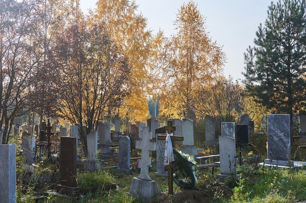 Perm, Rusia - 01 de octubre de 2020: antiguo cementerio cubierto de otoño con una tumba fresca