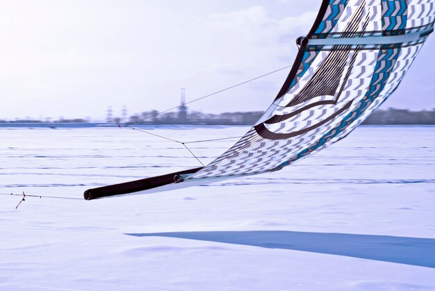 PERM, Rusia - 23 de febrero de 2018: fragmento de una cometa para snowkiting, corriendo bajo sobre el hielo