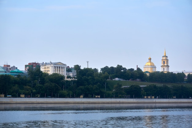 Perm, Rusia - 27 de julio de 2020: vista desde el río Kama a la ciudad