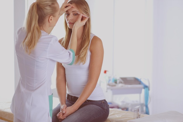 Permanent Make-up für Augenbrauen Nahaufnahme einer schönen Frau mit dicken Brauen im Schönheitssalon