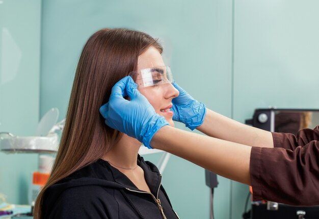 Permanentes Augenbrauen-Make-up.