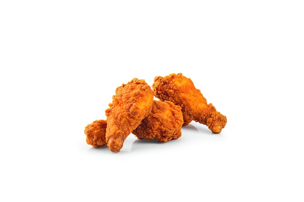 Perna de frango frito deliciosa crocante isolada no fundo branco