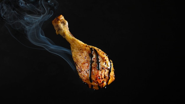 Foto perna de frango ou pato, churrasco de carne frita