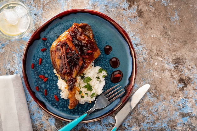 Perna de pato confit com arroz e bagas de goji. Cozinha francesa tradicional.