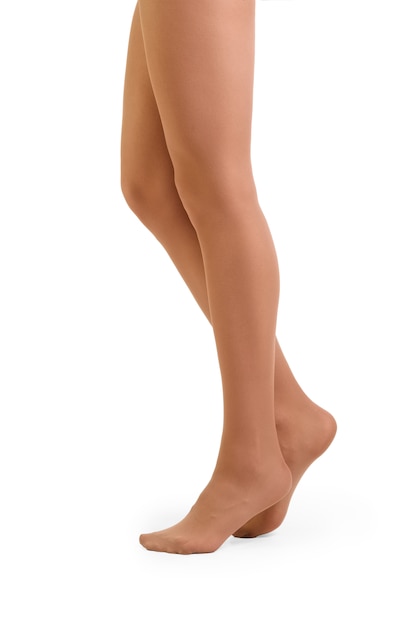 Pernas da mulher perfeita na meia-calça isolado no branco