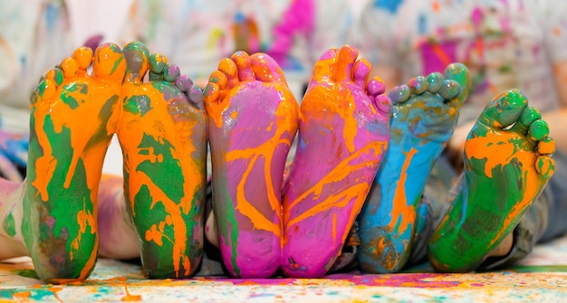 Pernas das crianças em cores brilhantes closeup banner foto de alta qualidade