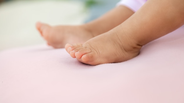 Foto pernas de bebê em rosa pastel