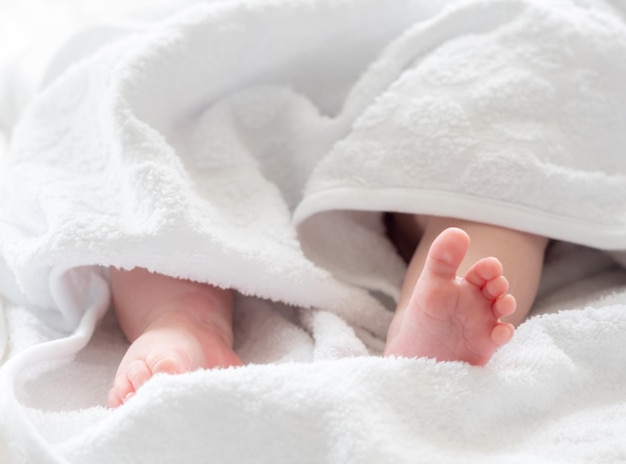 Foto pernas de bebê recém-banhadas descansando no conforto do algodão conceito de pureza e cuidado infantis