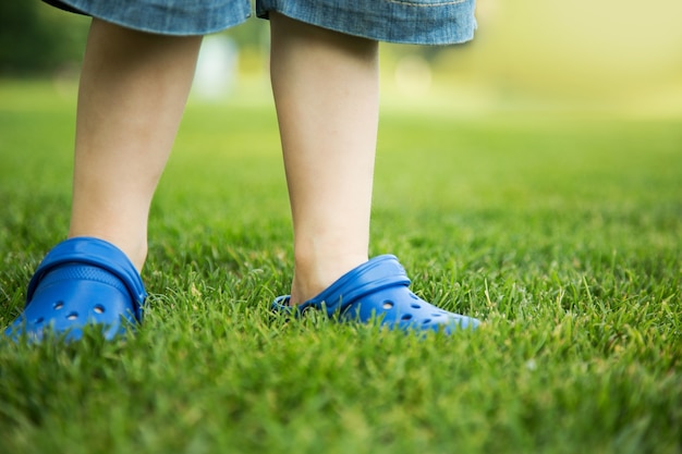 Foto pernas de criança no prado