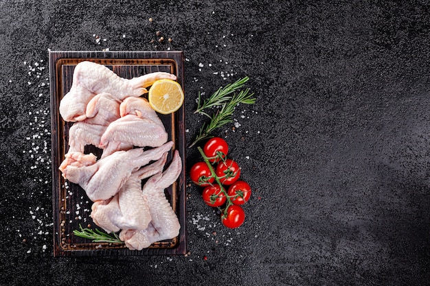 Pernas de frango apoiadas em uma tábua de madeira