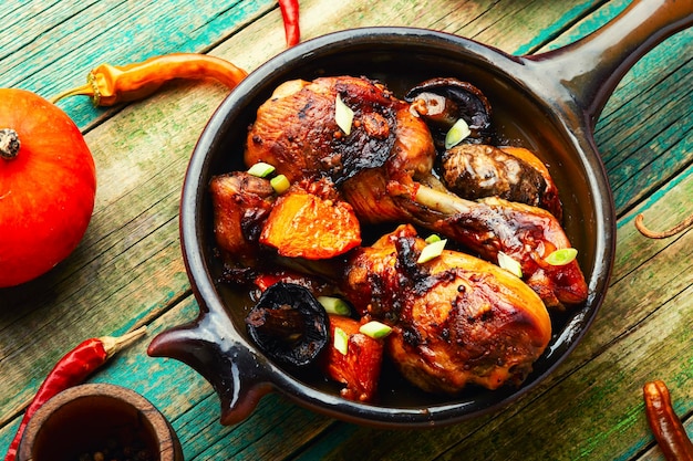 Pernas de frango assadas com abóbora e cogumelos. Receita de carne de outono