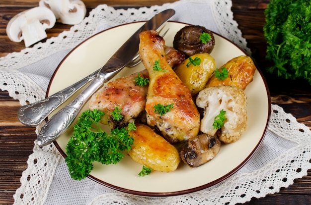 Pernas de frango assadas com batatas, champignon e couve-flor