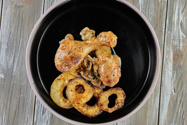 Pernas de frango assadas com cogumelos e canecas de maçã no forno Frango em sidra