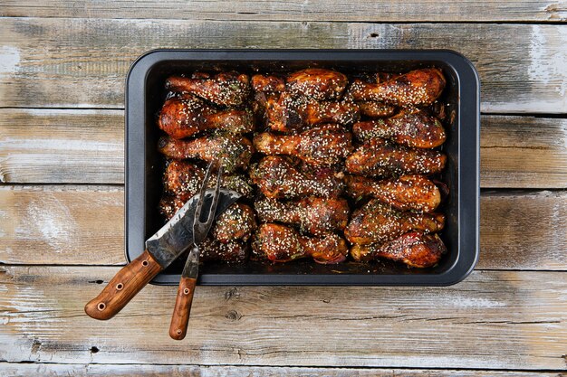 Pernas de frango assadas com molho picante em uma assadeira