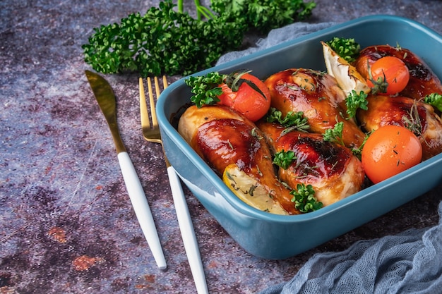 Pernas de frango assadas em molho barbecue com tomate