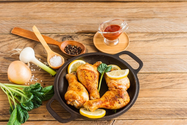 Pernas de frango assadas na panela com salada de legumes e ketchup