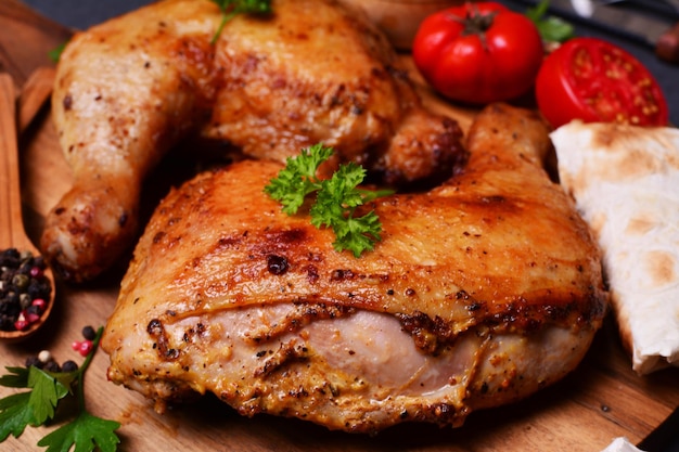 Foto pernas de frango assado com especiarias e legumes