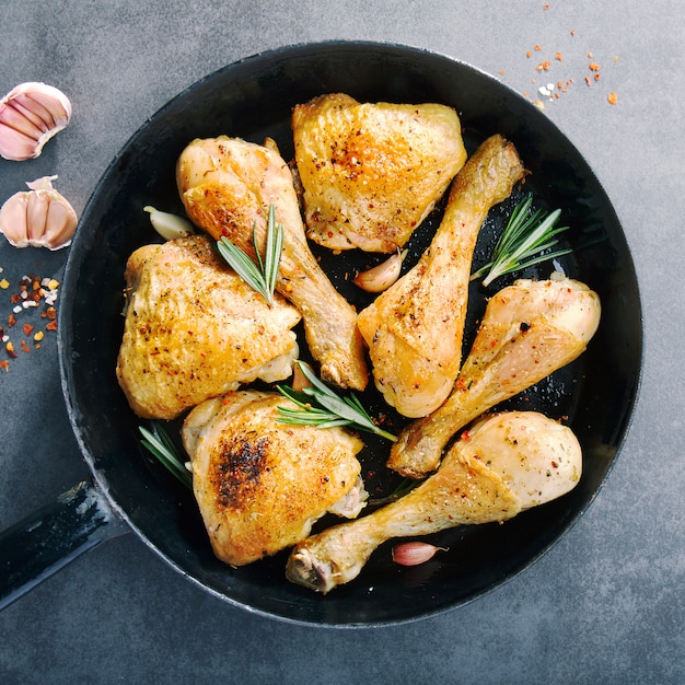 Pernas de frango assado saboroso com especiarias na panela