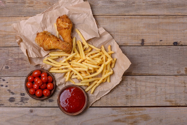 Pernas de frango crocantes e batatas fritas