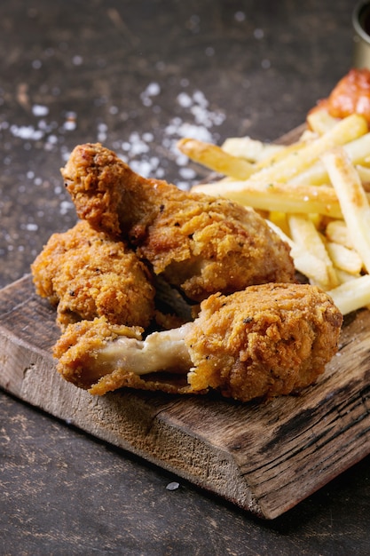 Pernas de frango crocantes e batatas fritas