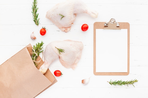 Pernas de frango cru fresco com ervas. cozinhando