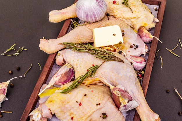 Pernas de frango cru. Ingrediente BIO fresco para a preparação de alimentos tradicionais